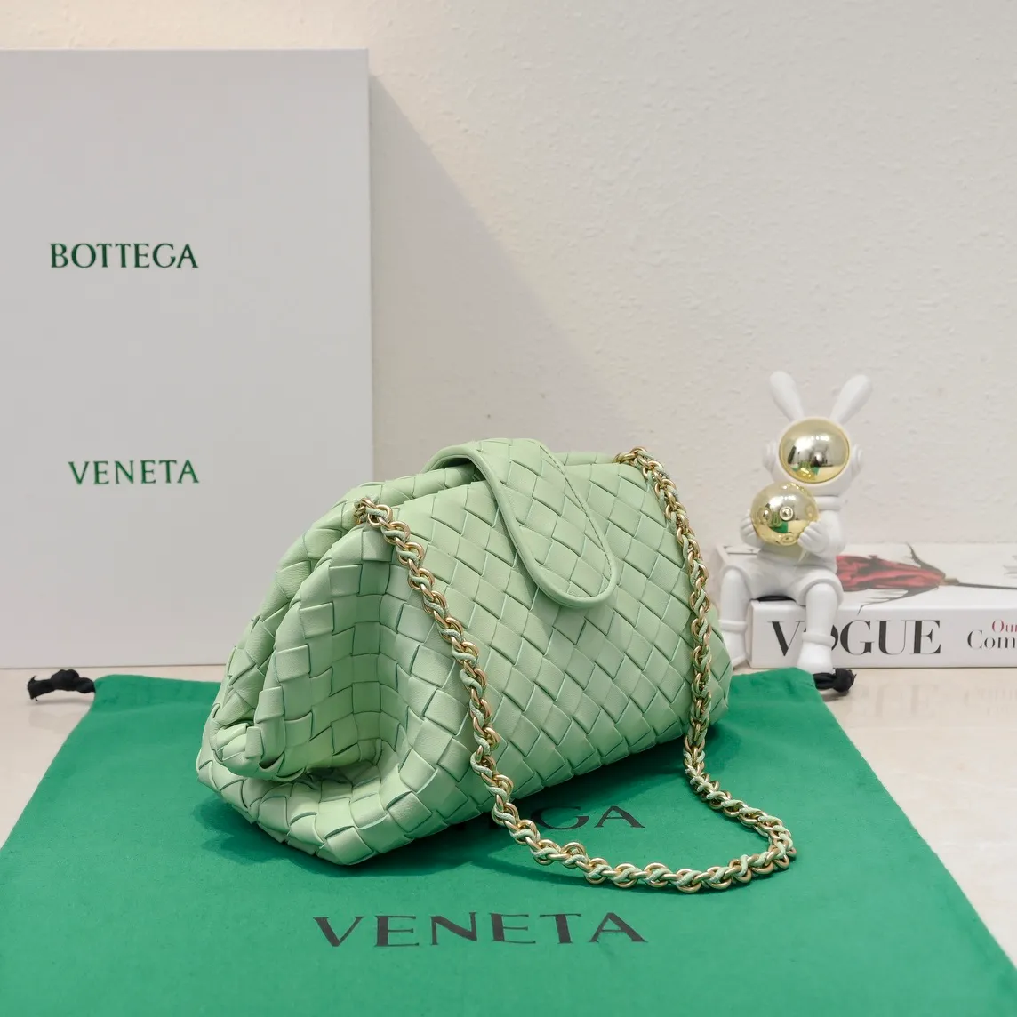 Batch 2260 Bitters Venetia 2024 summer series brings Lauren 1980 handbags back to the public eye. The design of the bag is inspired by ancient Roman architecture. It uses the brand's iconic Intrecciato lambskin woven bag body with a hard frame. No logo can be seen on the whole bag. It is equipped with a leather woven metal chain. When using it as a clutch, just put the chain directly in the bag ~ showing an elegant and timeless style. Decades later, when Lauren Hutton once again walked on the Bottega Venetia spring and summer show with this bag, the charm of the year still remains intact despite the passage of time. Size: 31.5*16.5*11 Style number: 5807#